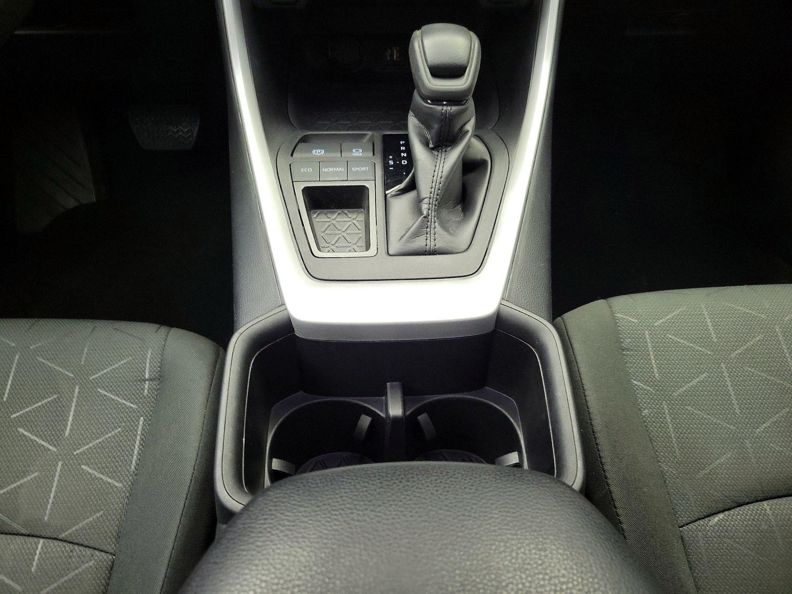 2024 Toyota RAV4 XLE - Photo 18