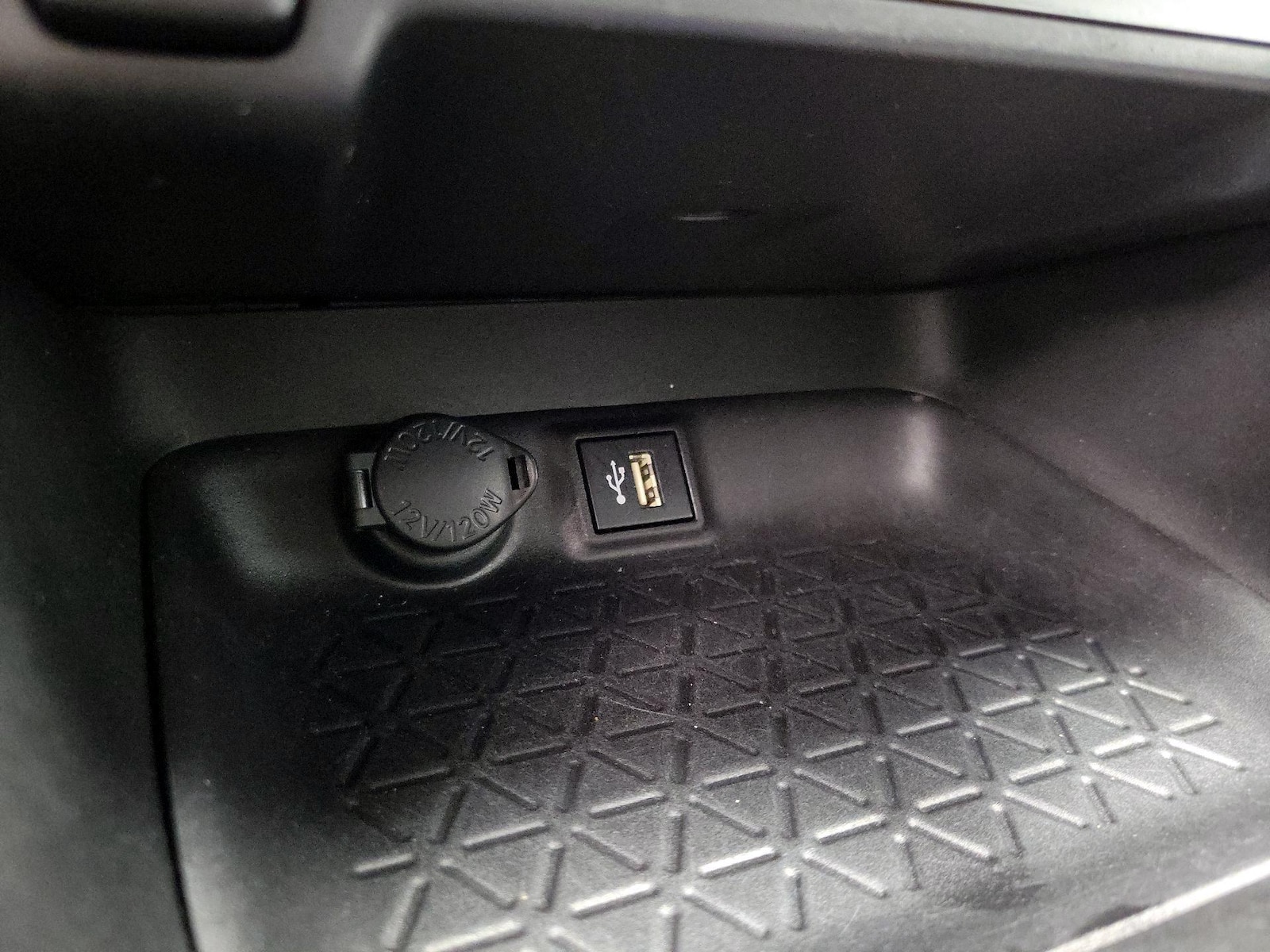 2024 Toyota RAV4 XLE - Photo 19