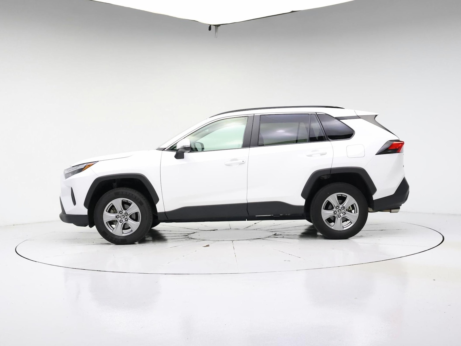 2024 Toyota RAV4 XLE - Photo 4