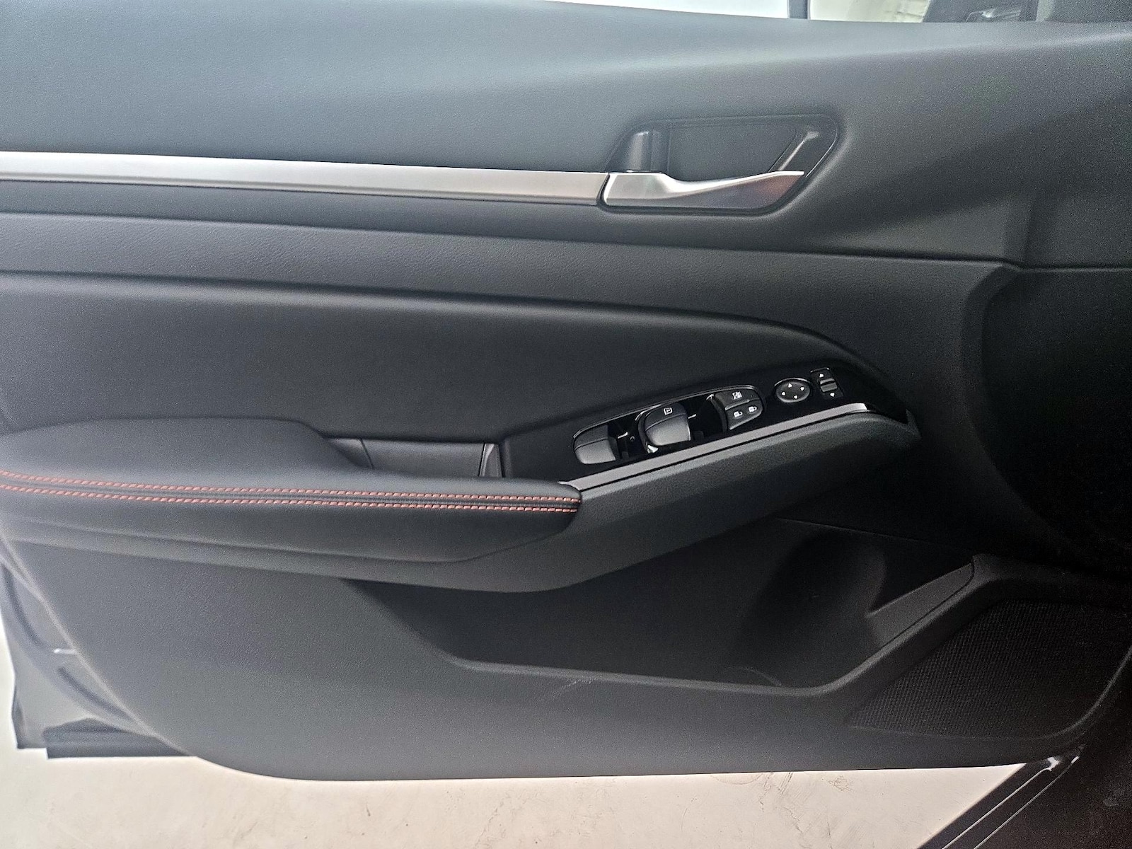 2025 Nissan Altima SR - Photo 13