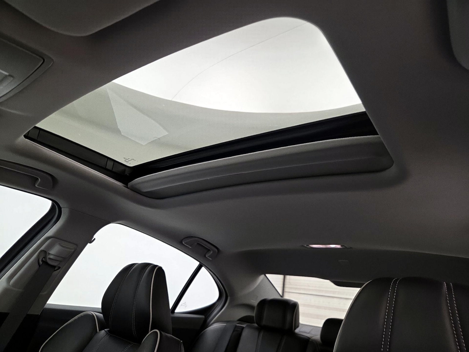 Sunroof(s) & Overhead Airbags