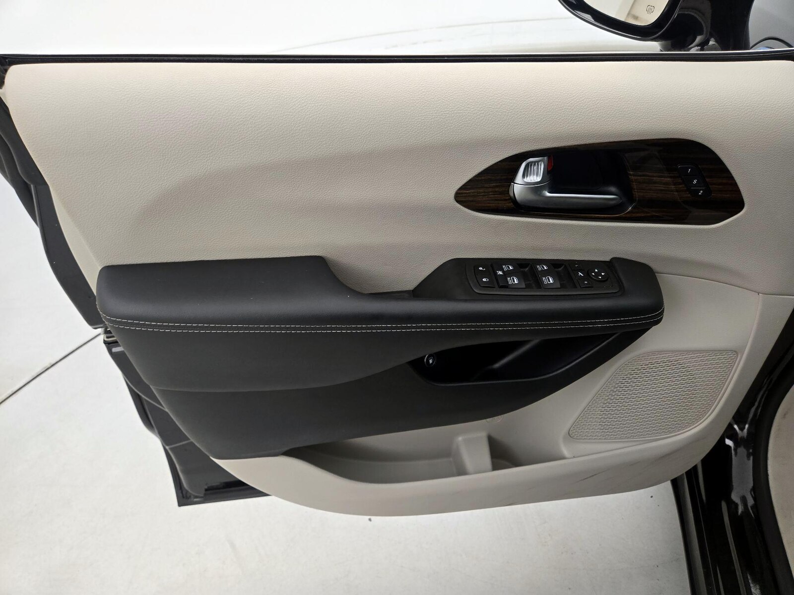 2023 Chrysler Pacifica Hybrid Limited - Photo 13
