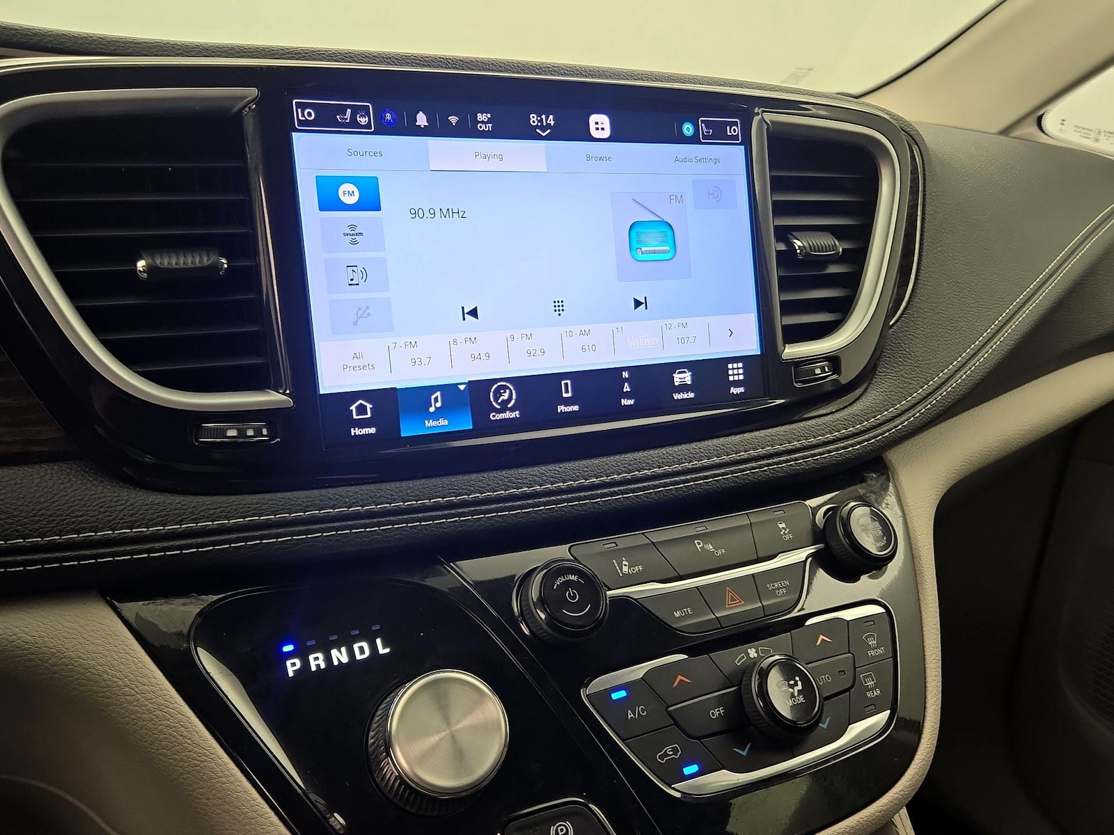 2023 Chrysler Pacifica Hybrid Limited - Photo 17