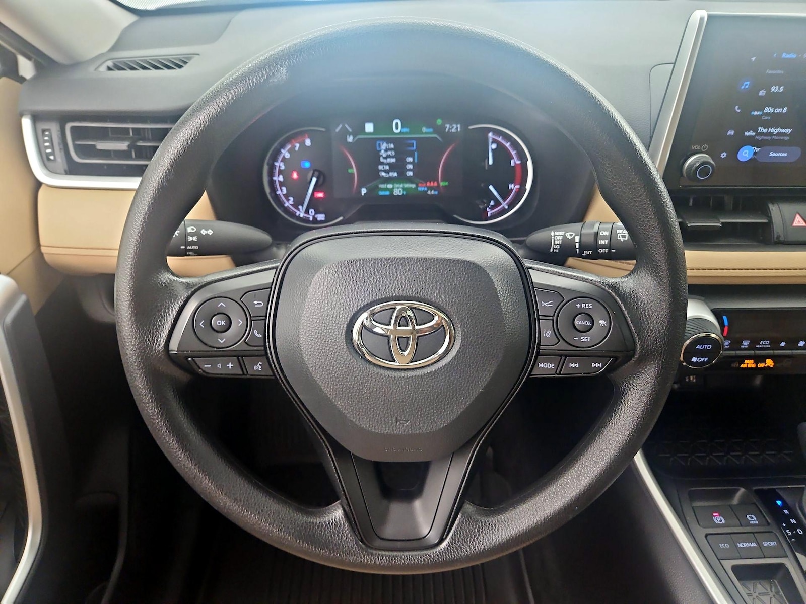 2025 Toyota RAV4 XLE - Photo 11