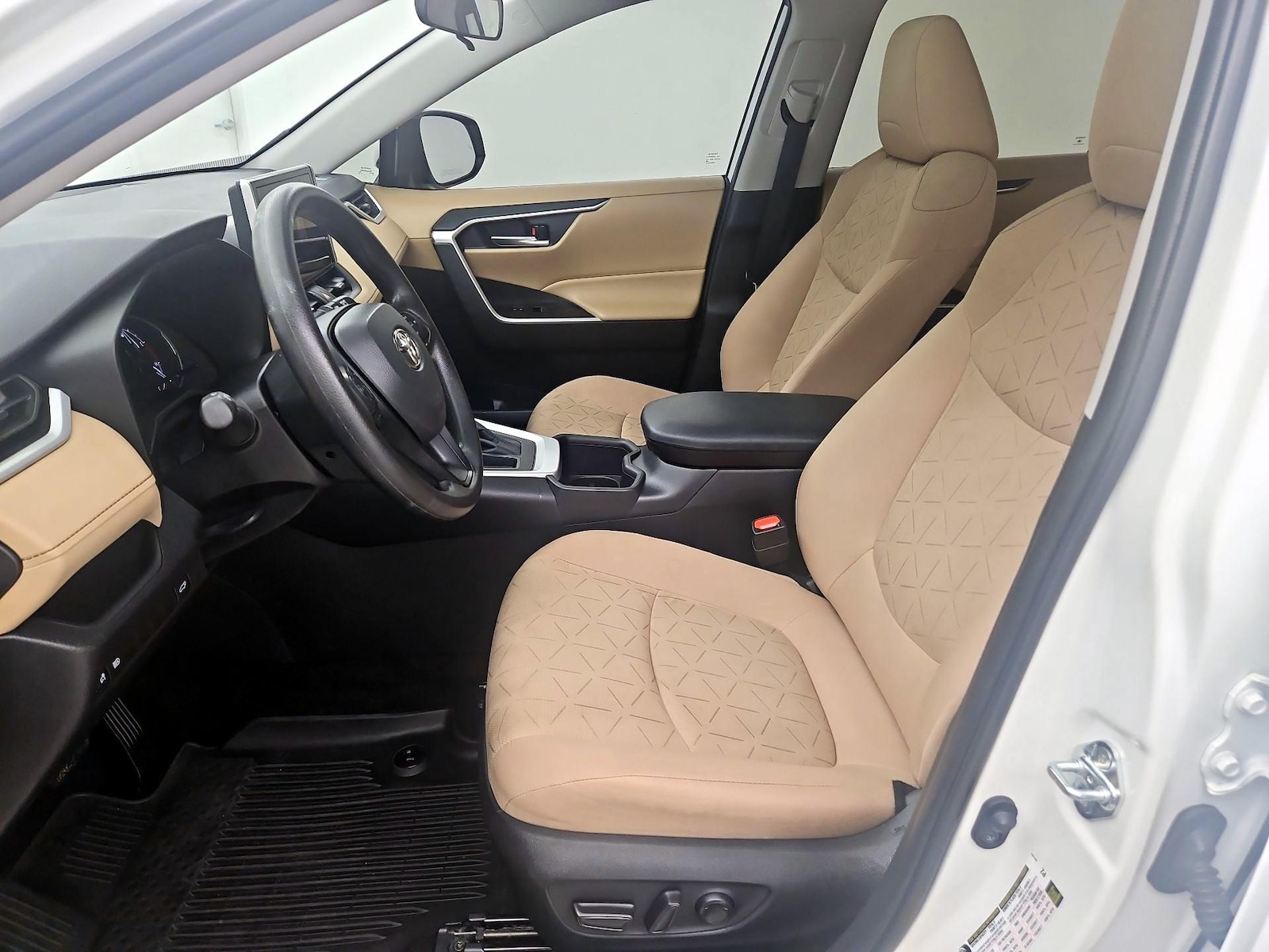 2025 Toyota RAV4 XLE - Photo 12