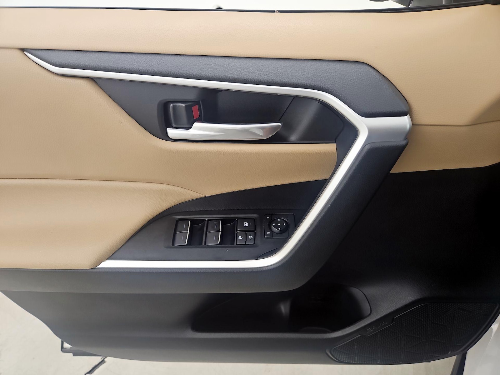 2025 Toyota RAV4 XLE - Photo 13