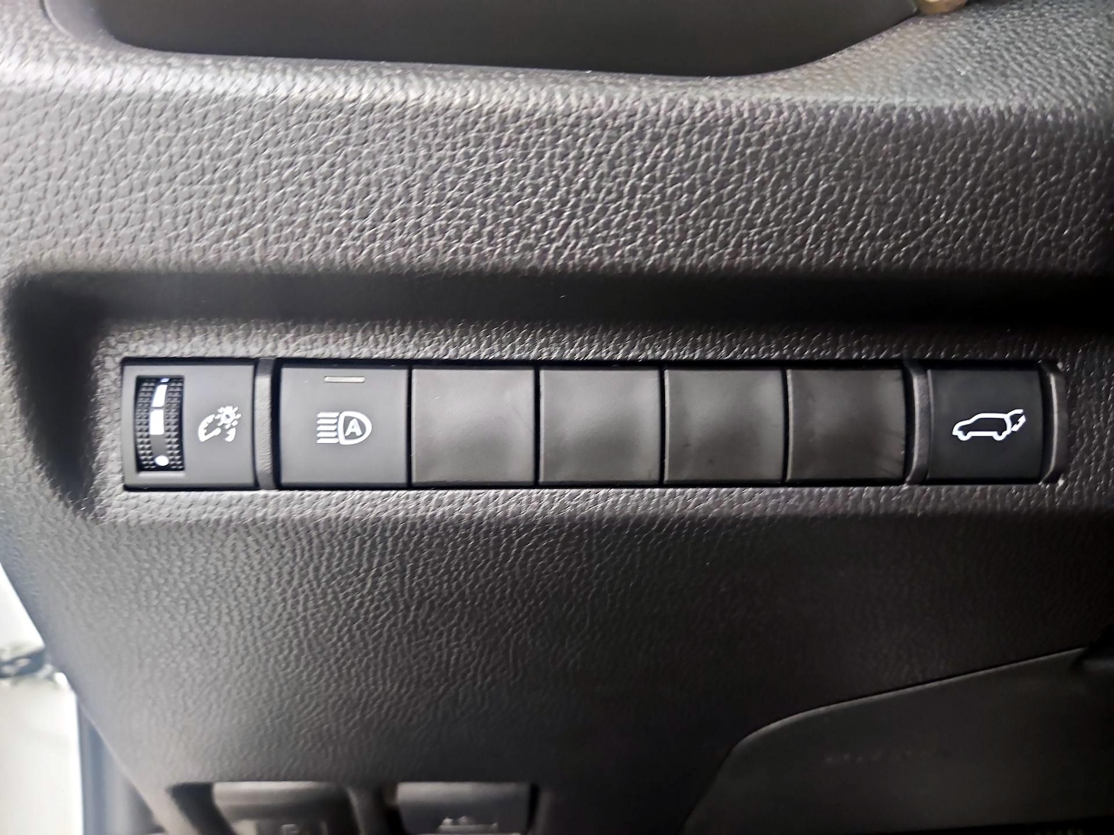 2025 Toyota RAV4 XLE - Photo 14