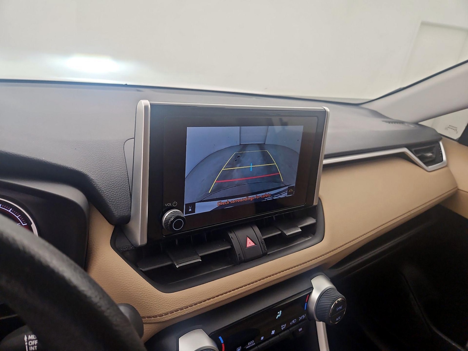 2025 Toyota RAV4 XLE - Photo 15