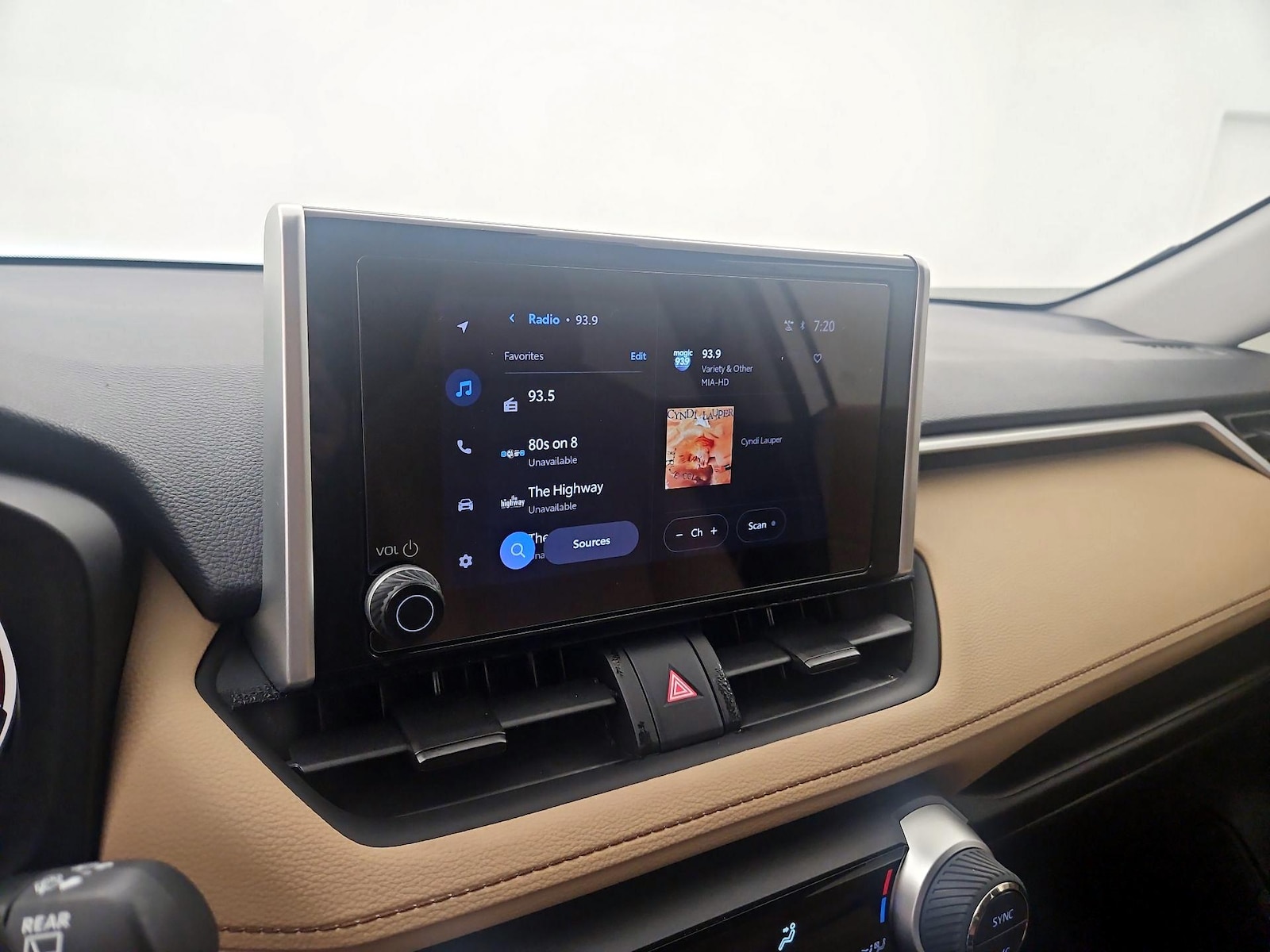 2025 Toyota RAV4 XLE - Photo 16