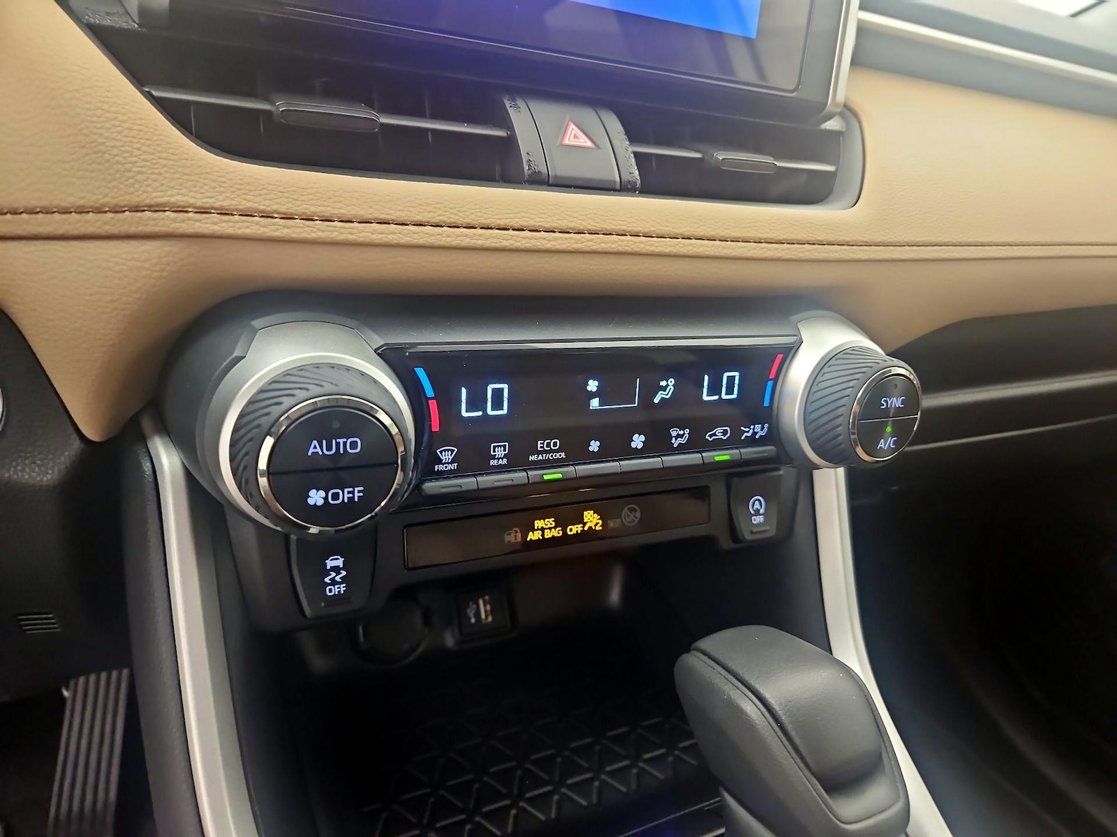 2025 Toyota RAV4 XLE - Photo 17