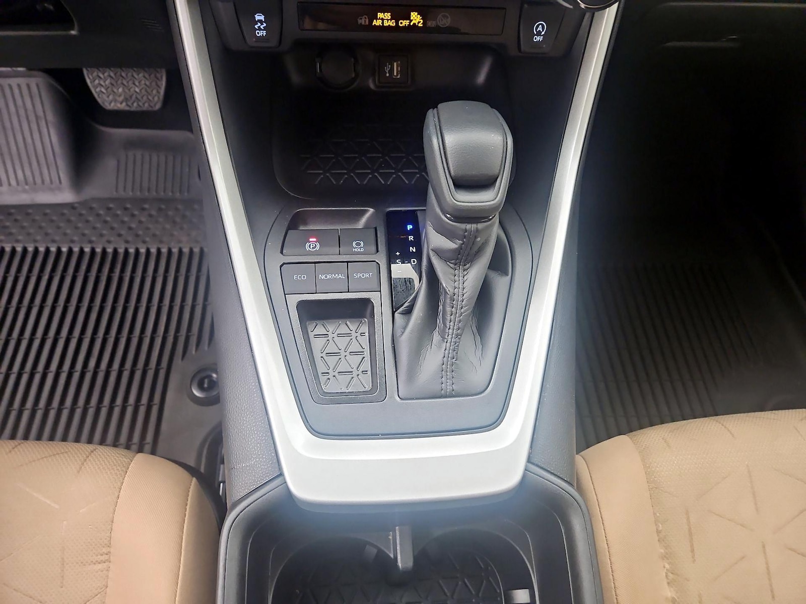 2025 Toyota RAV4 XLE - Photo 18