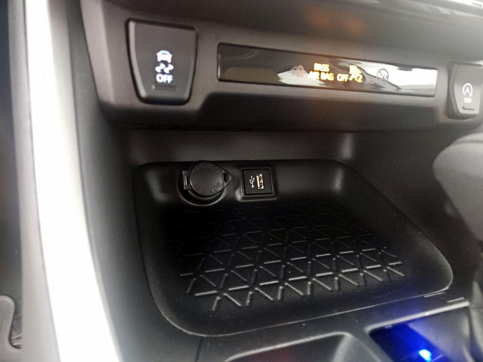 2025 Toyota RAV4 XLE - Photo 19