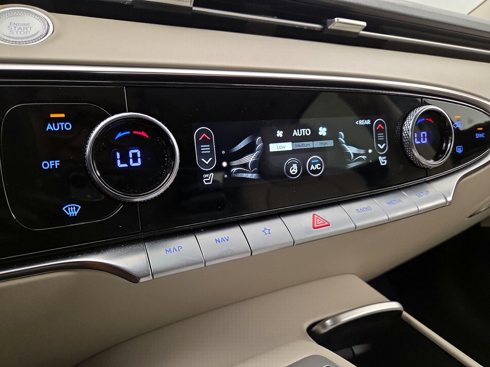 2024 GENESIS GV70 Standard - Photo 18
