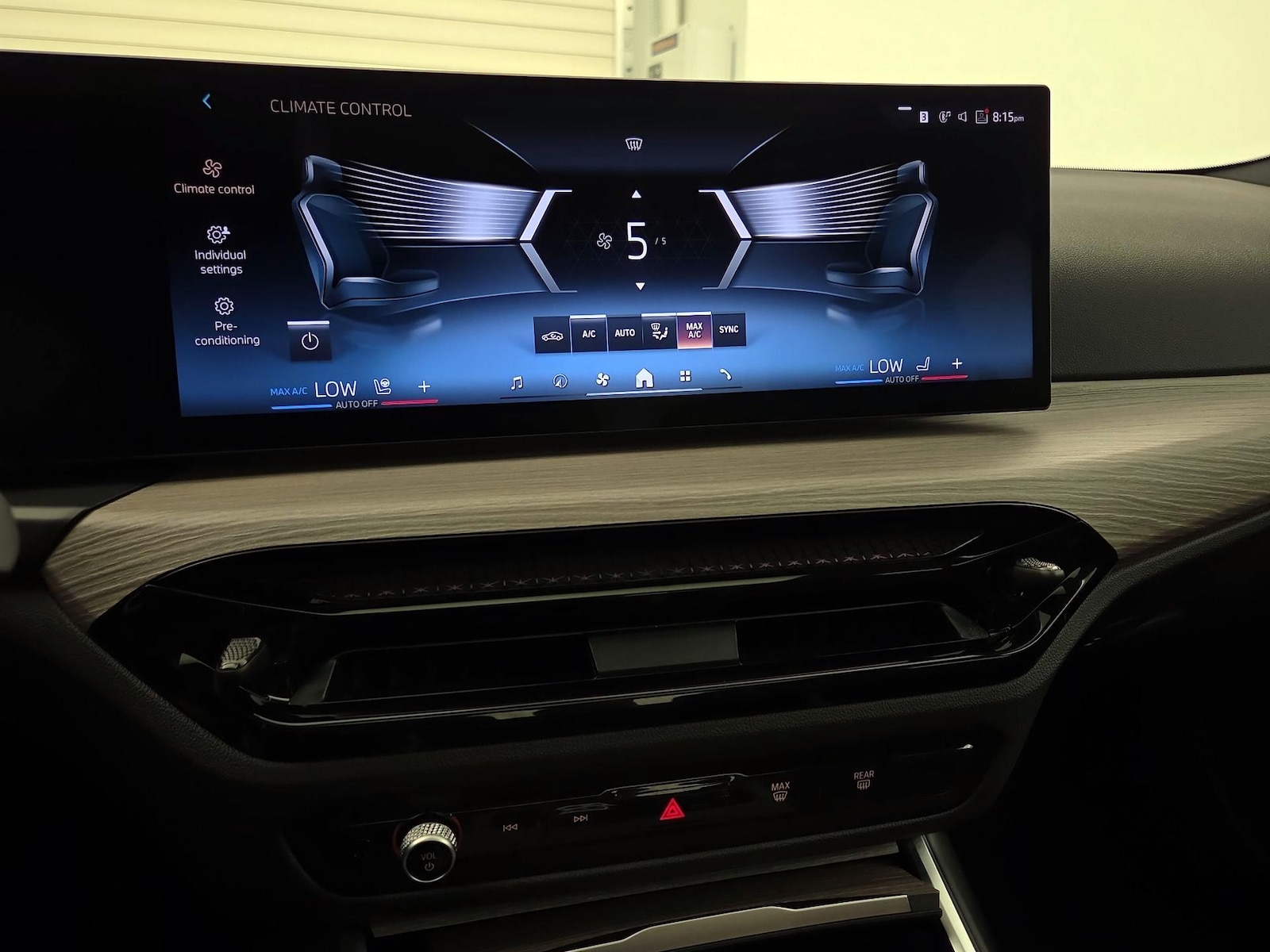 2025 BMW 3 Series 330i - Photo 18