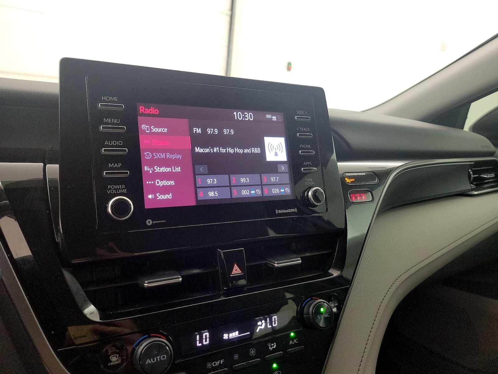 2022 Toyota Camry SE - Photo 16