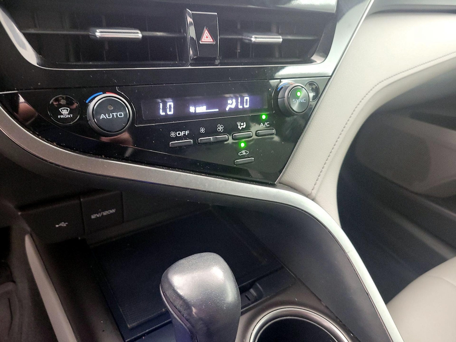 2022 Toyota Camry SE - Photo 17