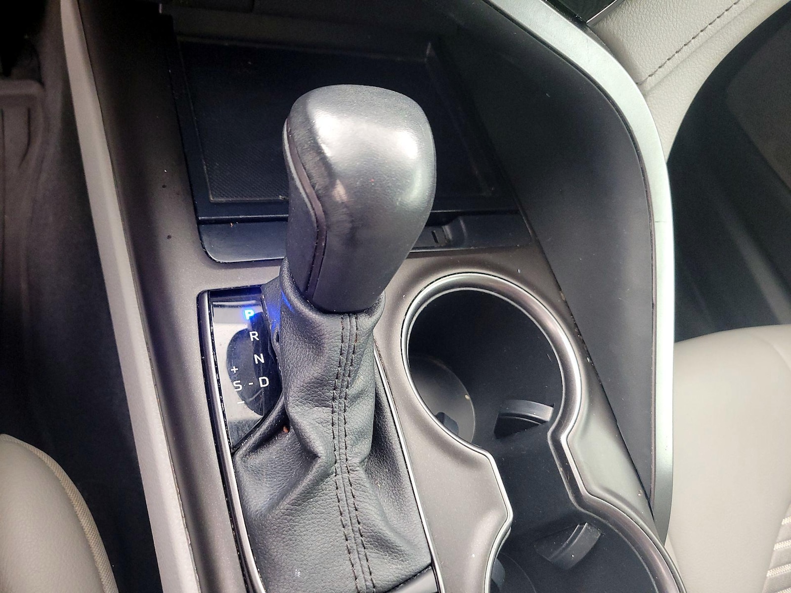 2022 Toyota Camry SE - Photo 18