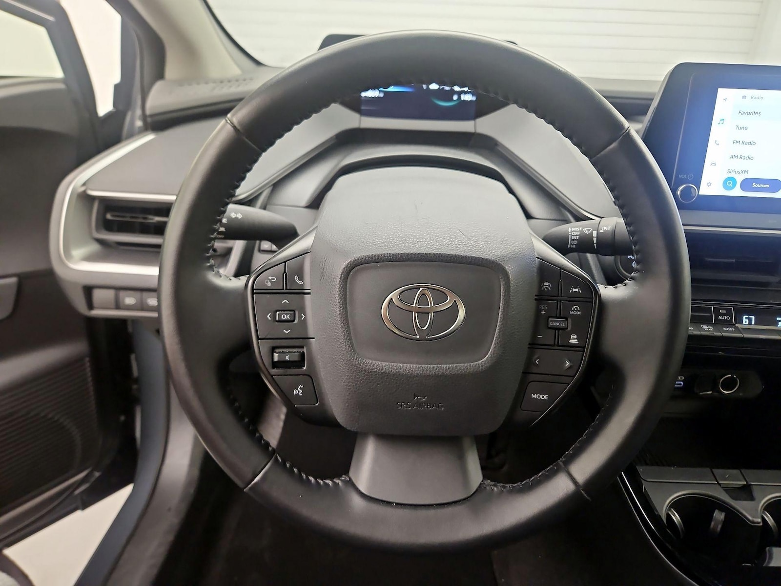 2025 Toyota Prius LE - Photo 11