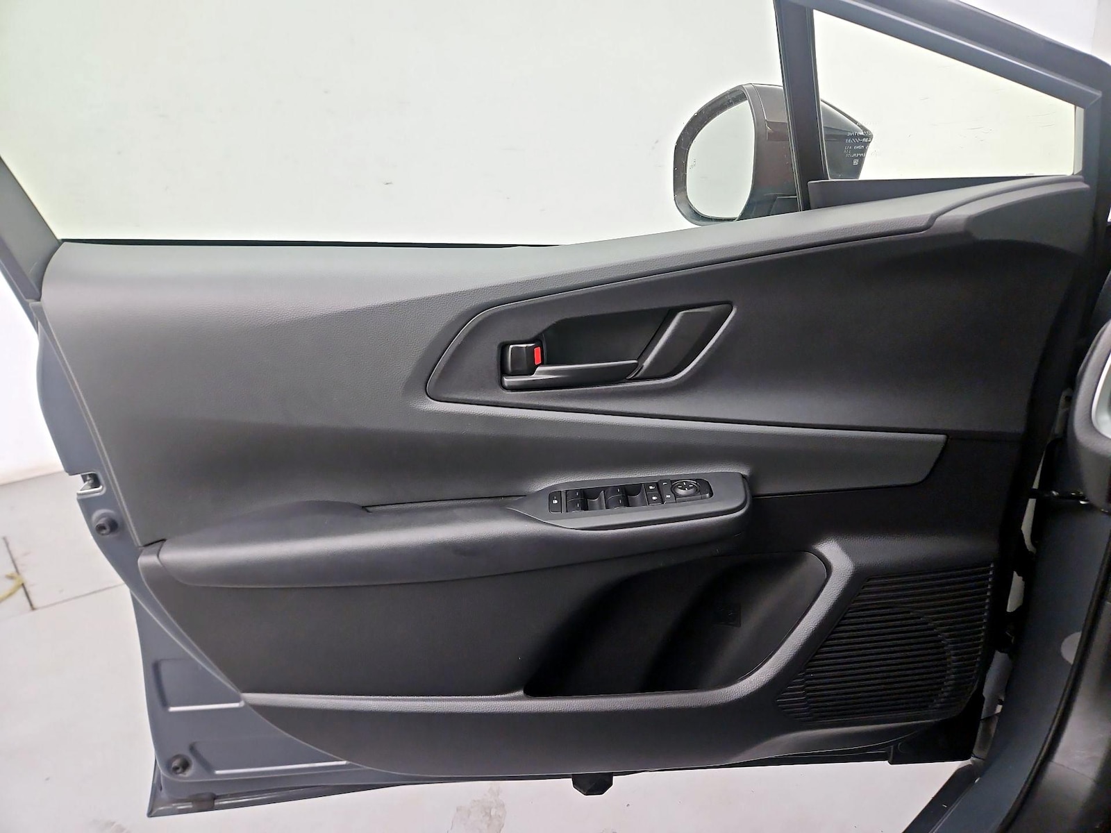 2025 Toyota Prius LE - Photo 13
