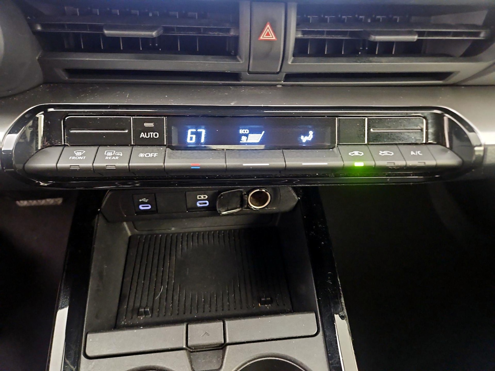 2025 Toyota Prius LE - Photo 16