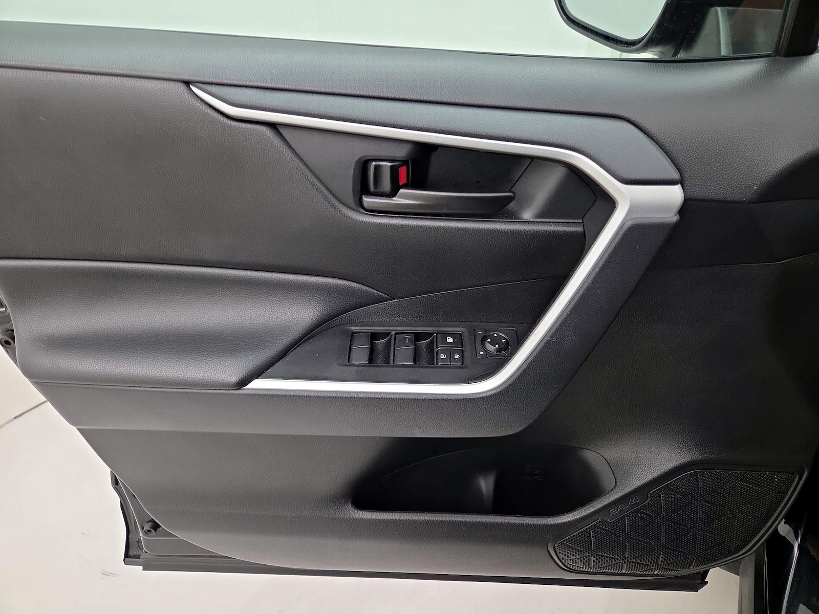 2025 Toyota RAV4 LE - Photo 13