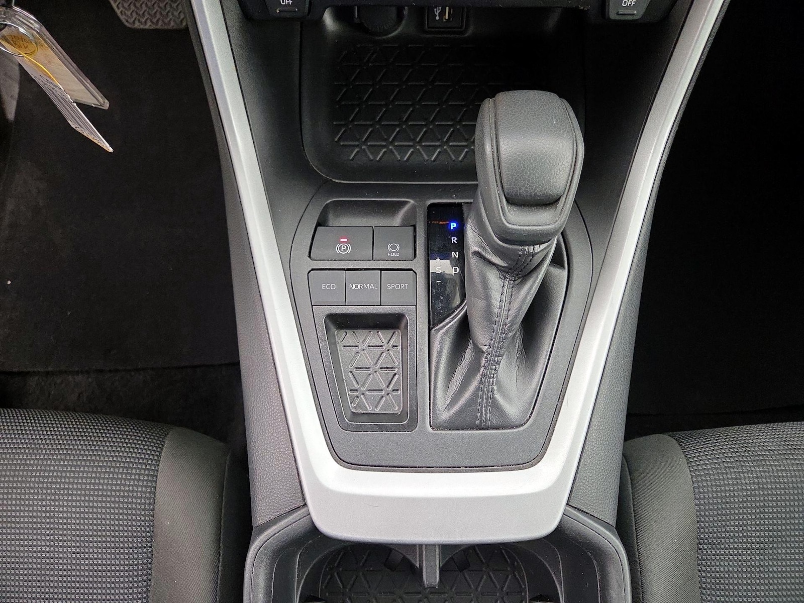 2025 Toyota RAV4 LE - Photo 18