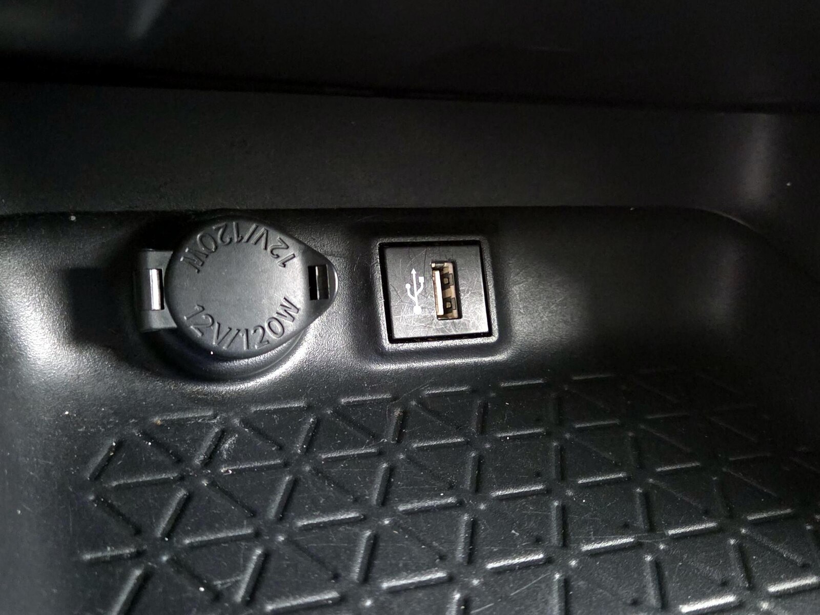 2025 Toyota RAV4 LE - Photo 19