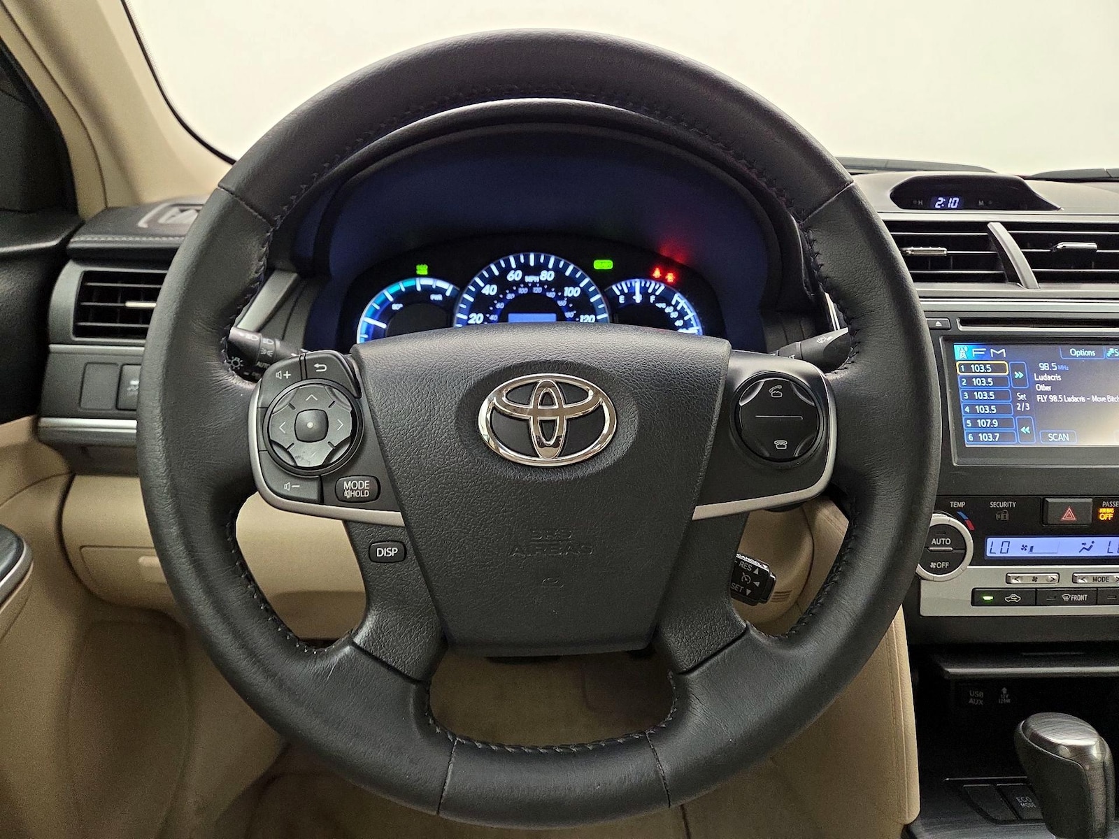 2014 Toyota Camry XLE Hybrid - Photo 11