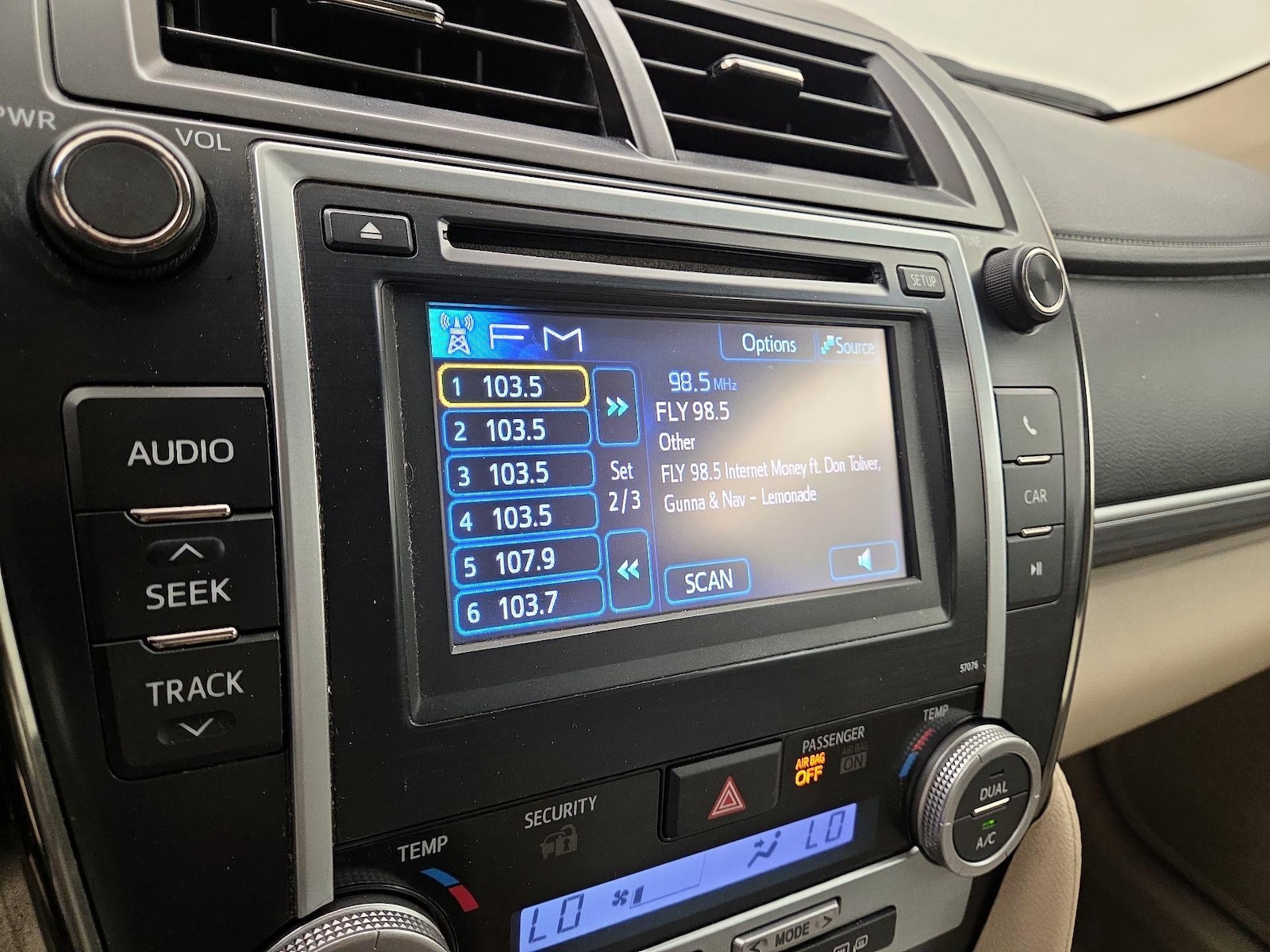 2014 Toyota Camry XLE Hybrid - Photo 15