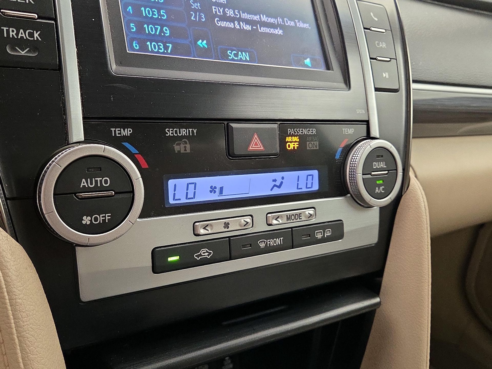 2014 Toyota Camry XLE Hybrid - Photo 16