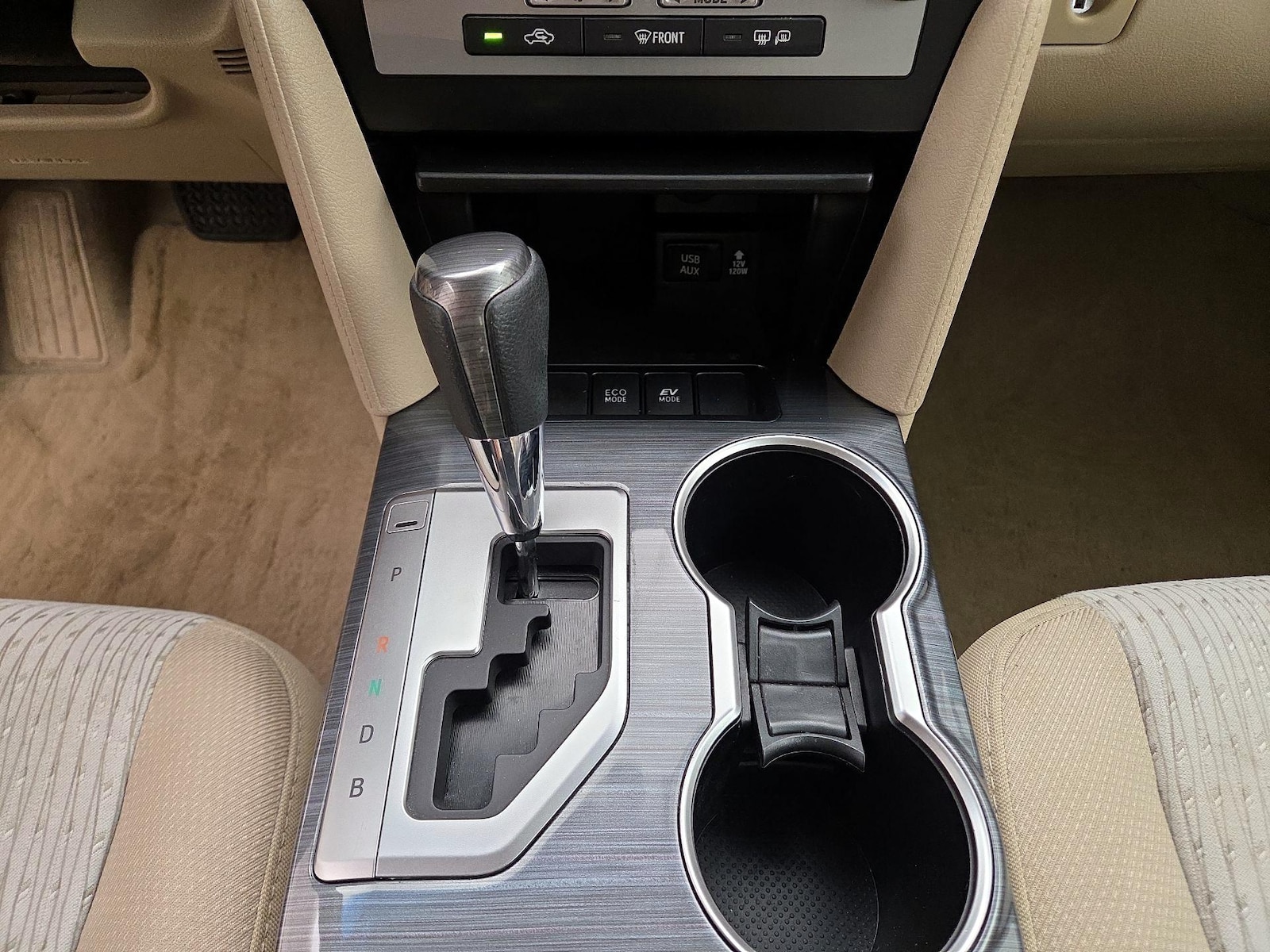 2014 Toyota Camry XLE Hybrid - Photo 17