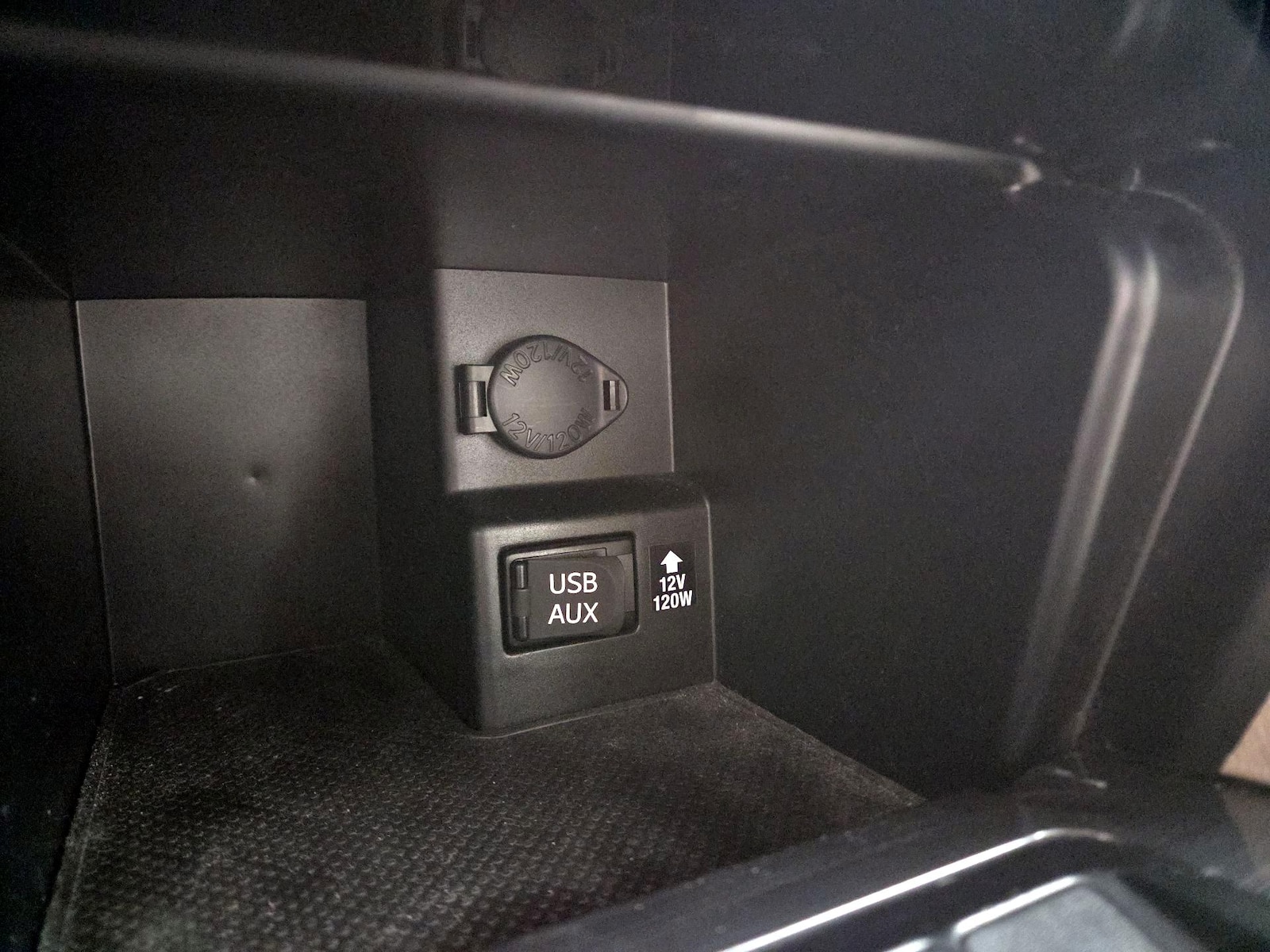 2014 Toyota Camry XLE Hybrid - Photo 18