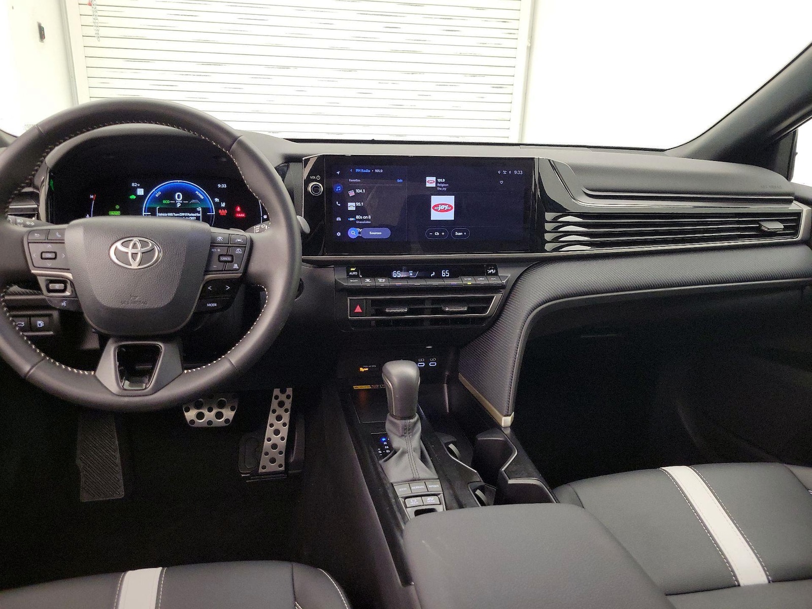 2025 Toyota Camry SE - Photo 10