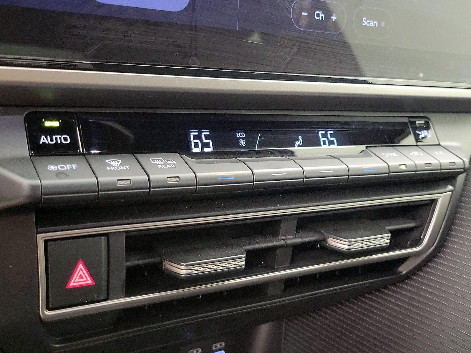 2025 Toyota Camry SE - Photo 17