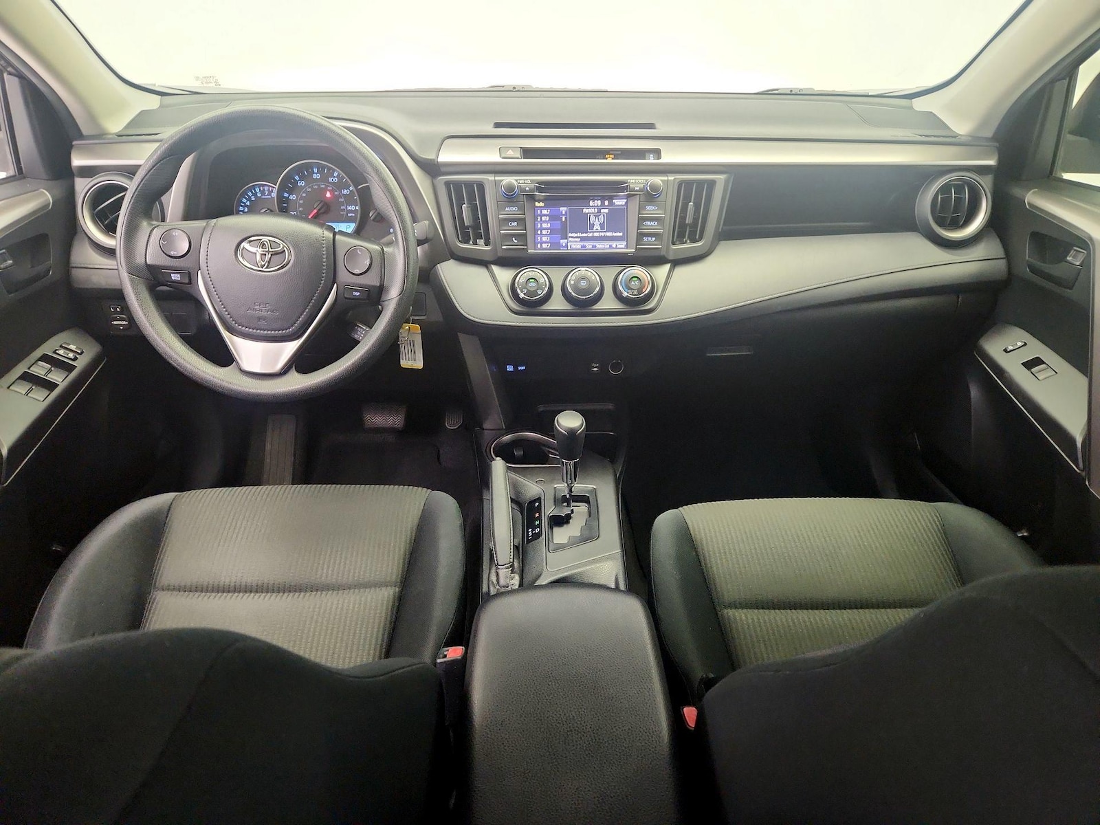 2016 Toyota RAV4 LE - Photo 10