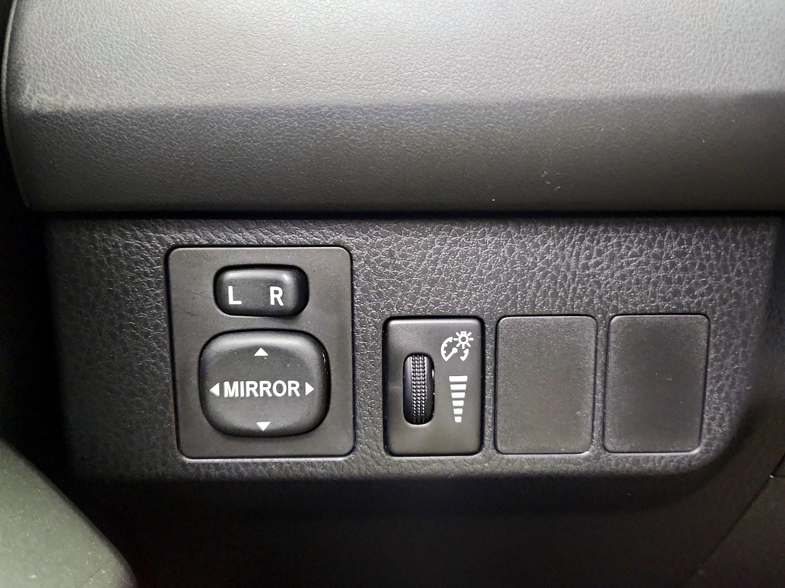 2016 Toyota RAV4 LE - Photo 14