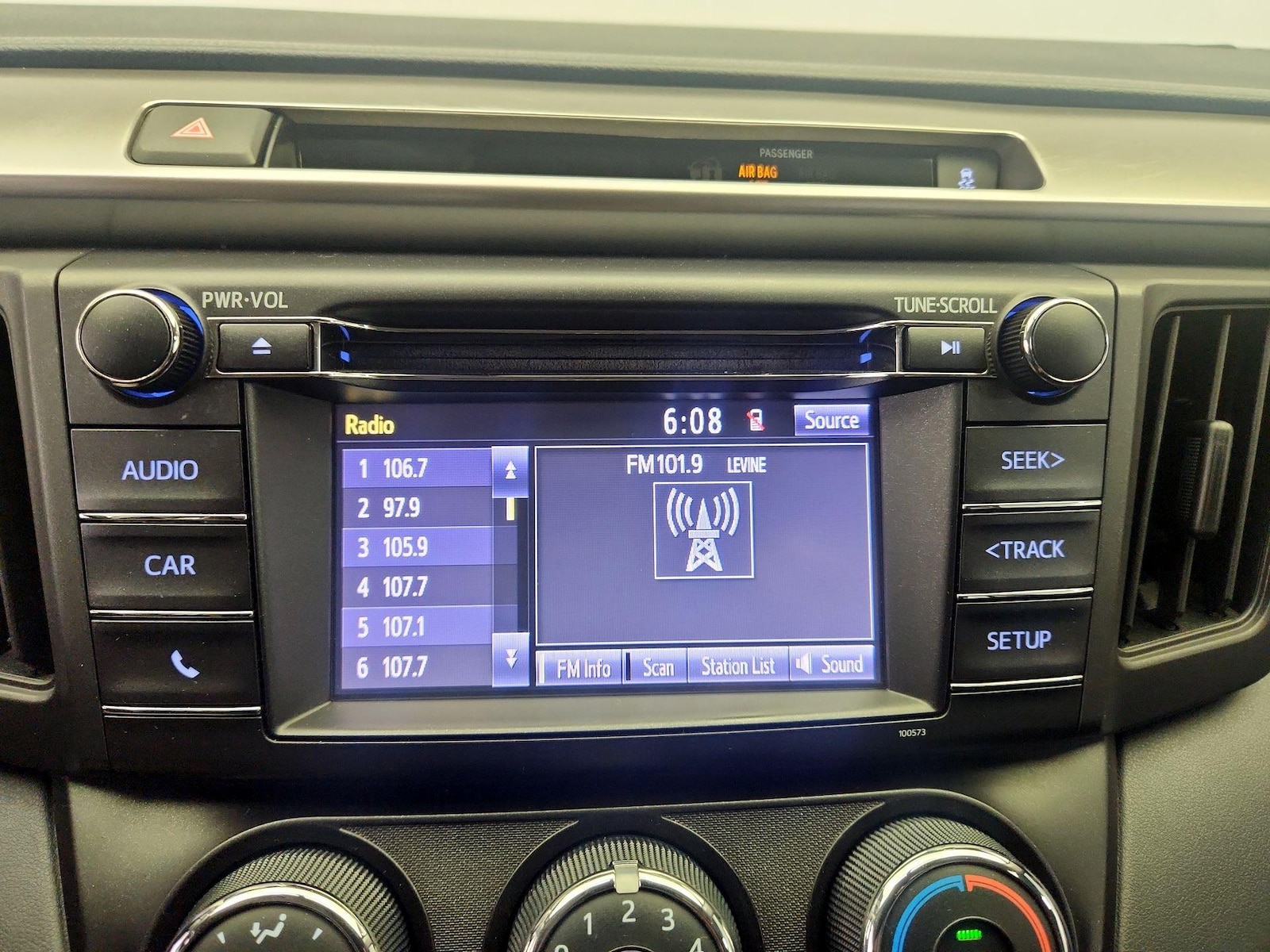 2016 Toyota RAV4 LE - Photo 16