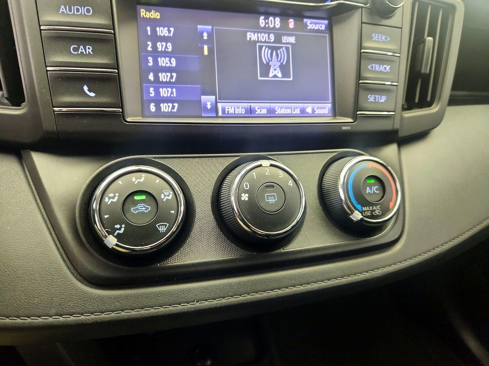 2016 Toyota RAV4 LE - Photo 17