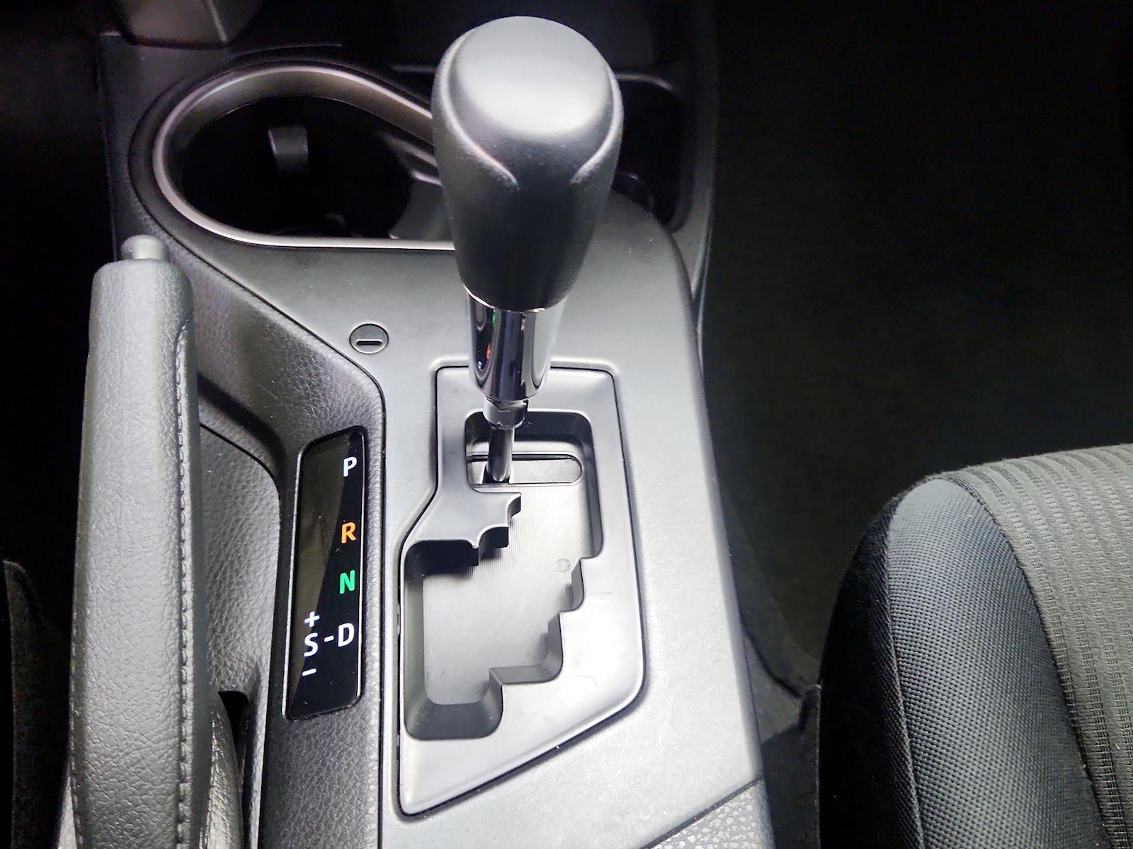 2016 Toyota RAV4 LE - Photo 18