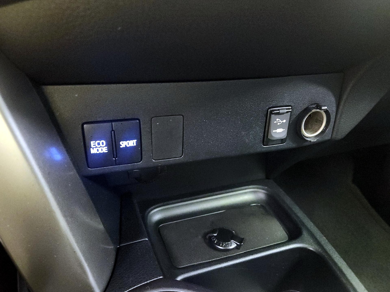 2016 Toyota RAV4 LE - Photo 19