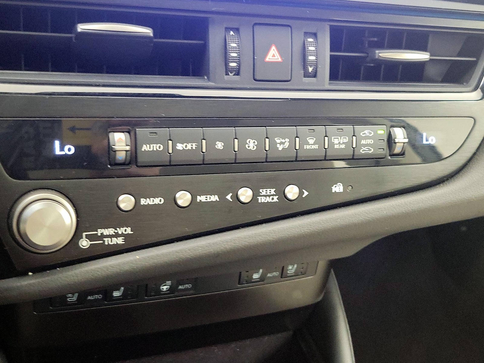 2024 Lexus ES 350 - Photo 17