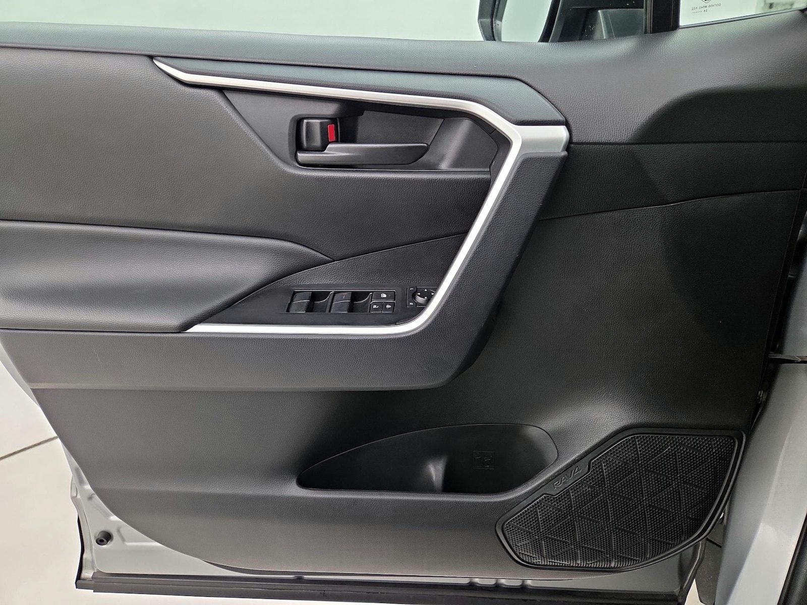 2025 Toyota RAV4 LE - Photo 13