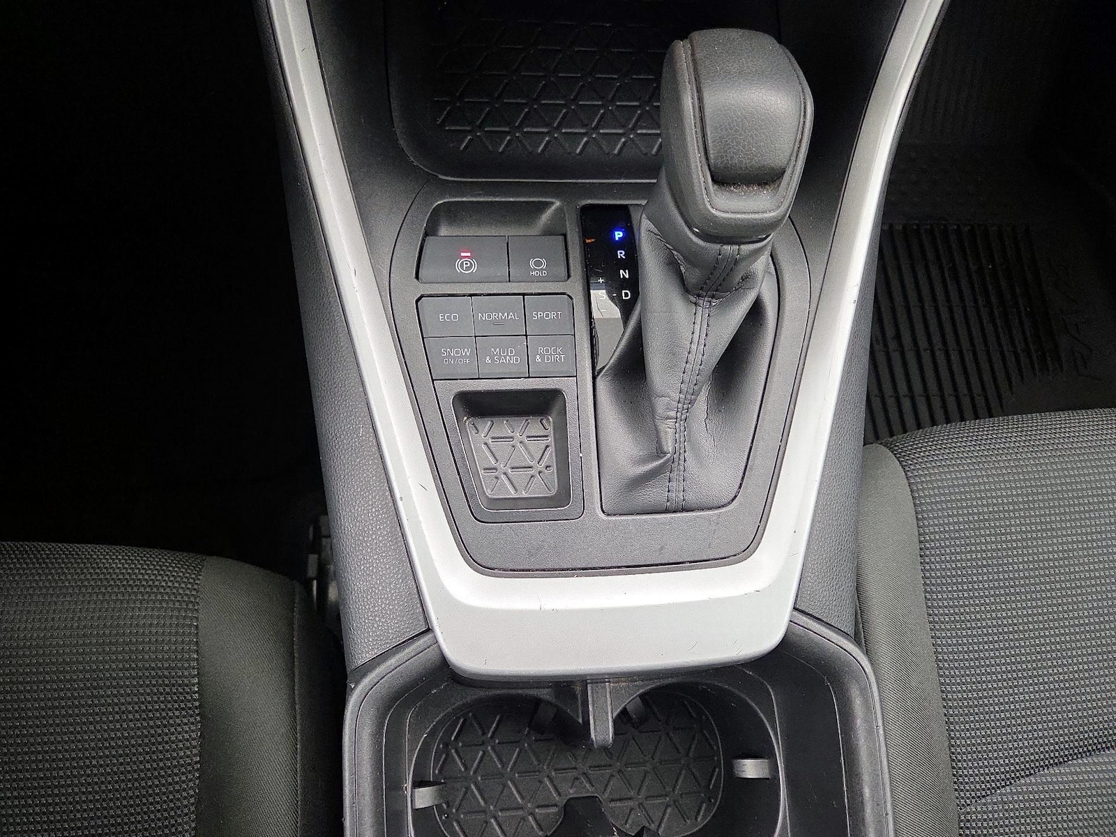 2025 Toyota RAV4 LE - Photo 18