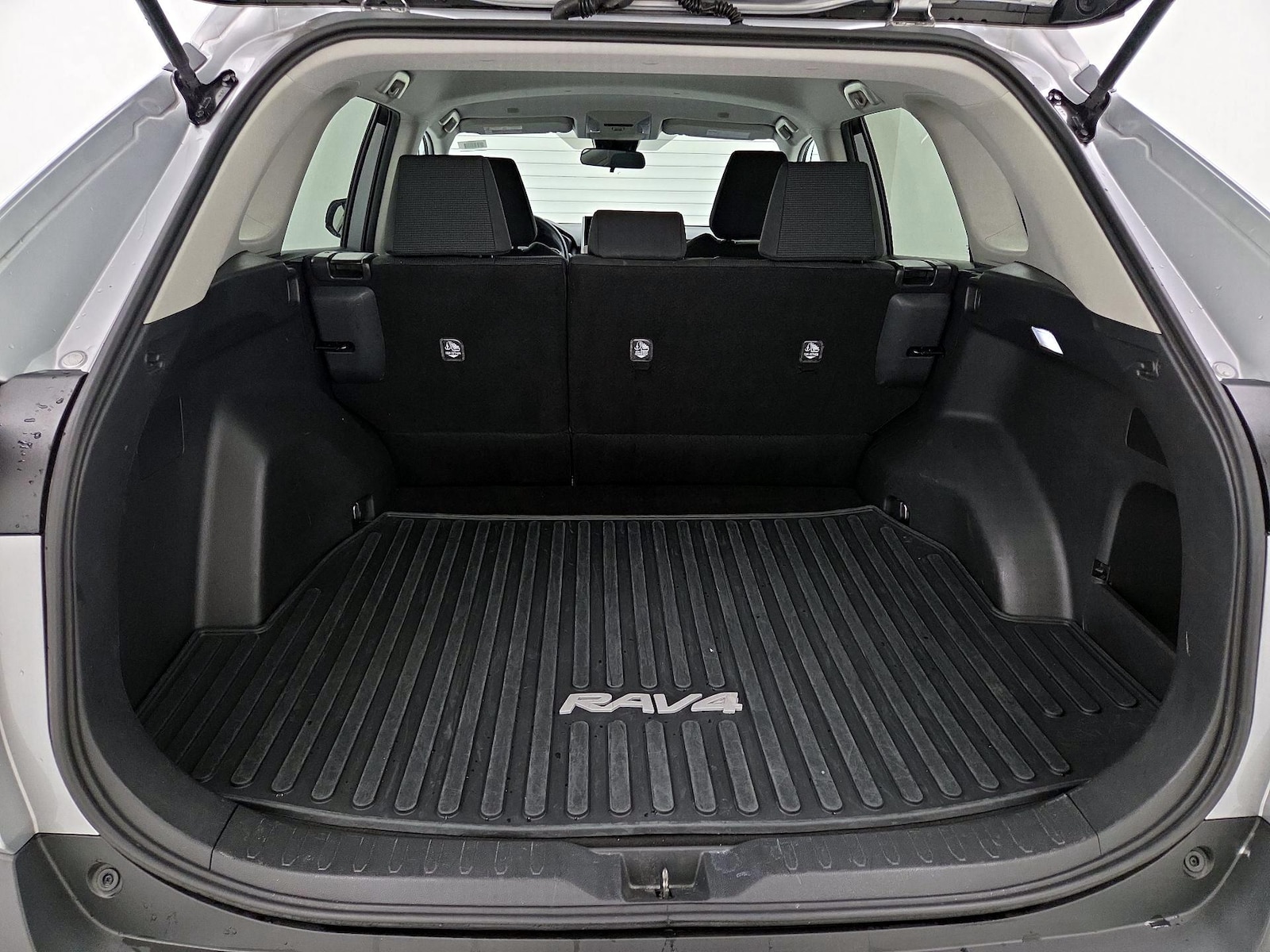 2025 Toyota RAV4 LE - Photo 21