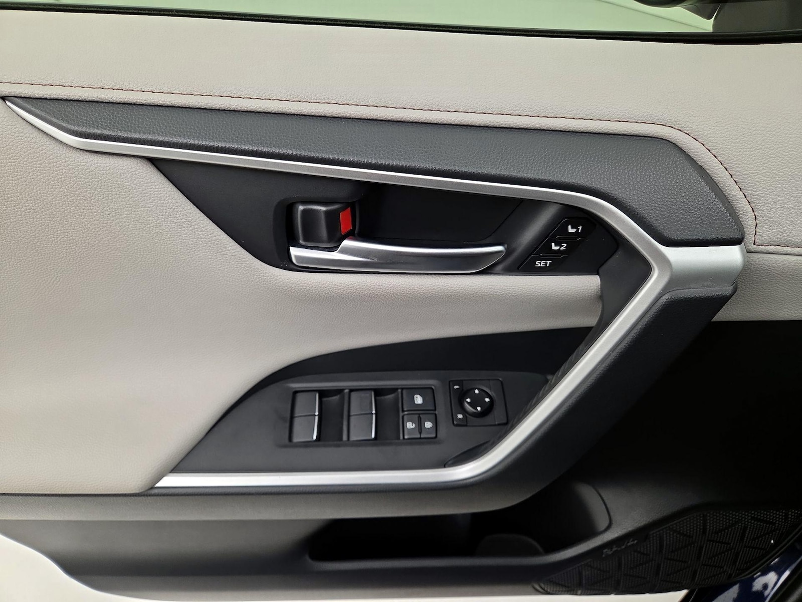 2020 Toyota RAV4 Limited - Photo 13