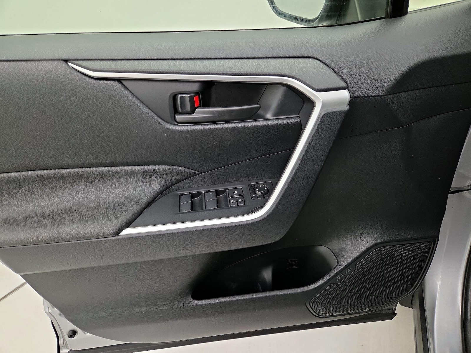 2025 Toyota RAV4 LE - Photo 13
