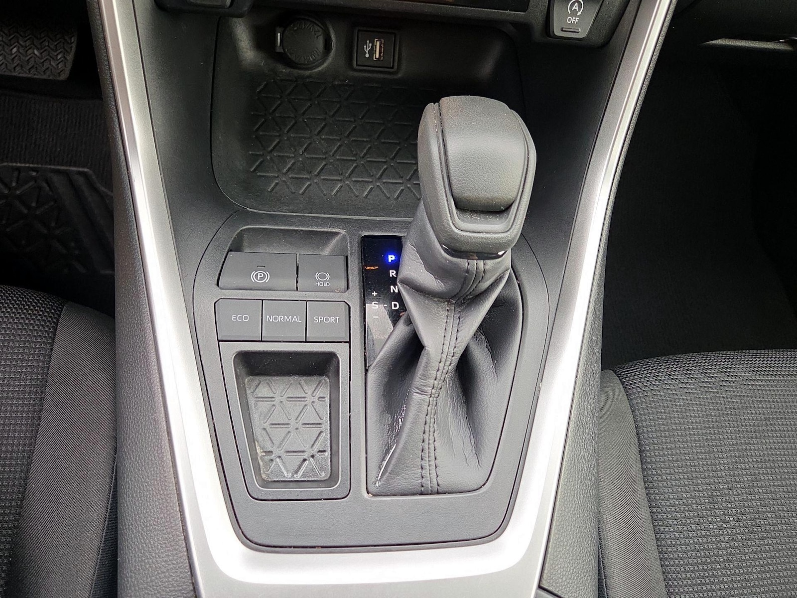 2025 Toyota RAV4 LE - Photo 18