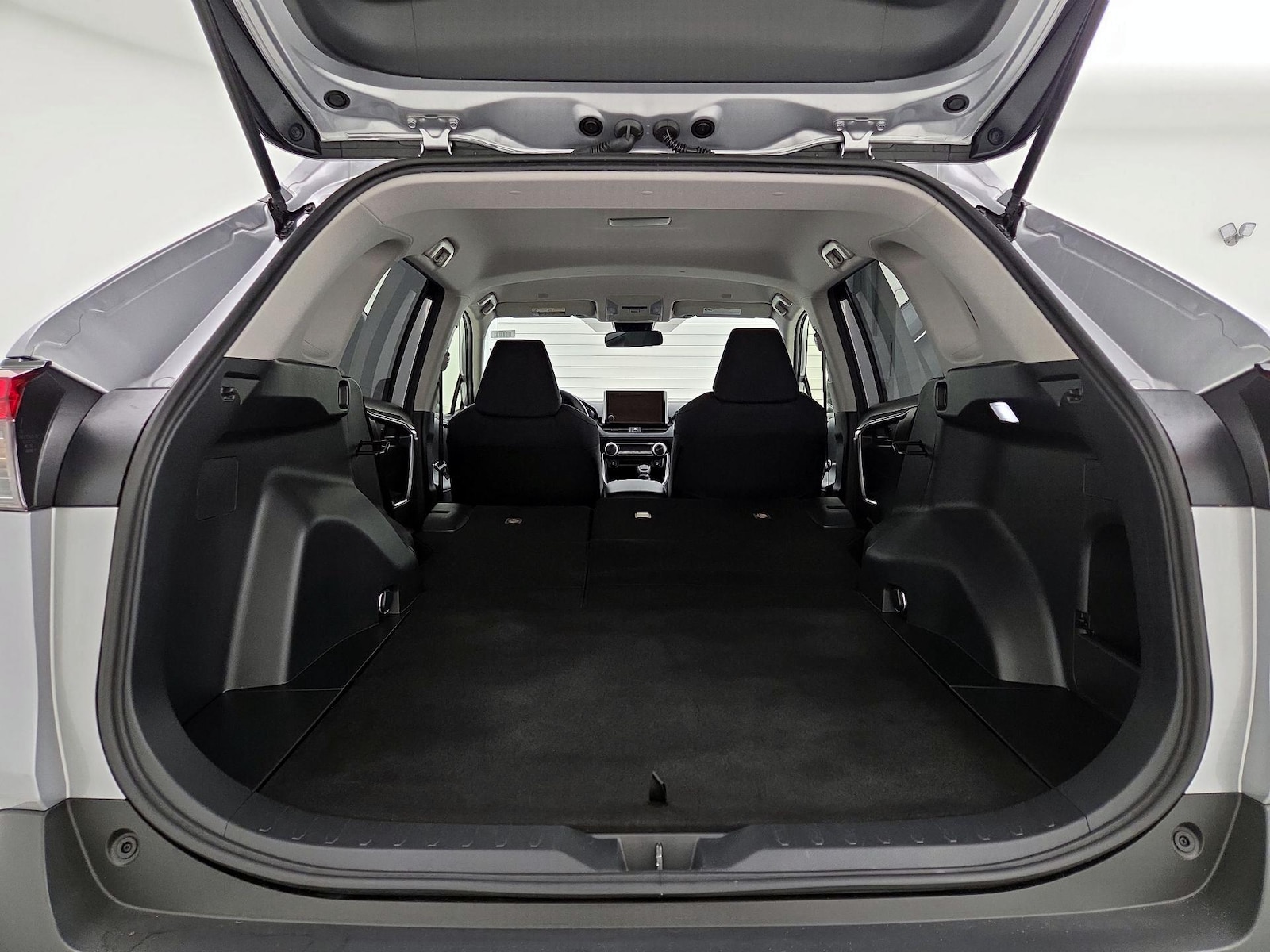 2025 Toyota RAV4 LE - Photo 22