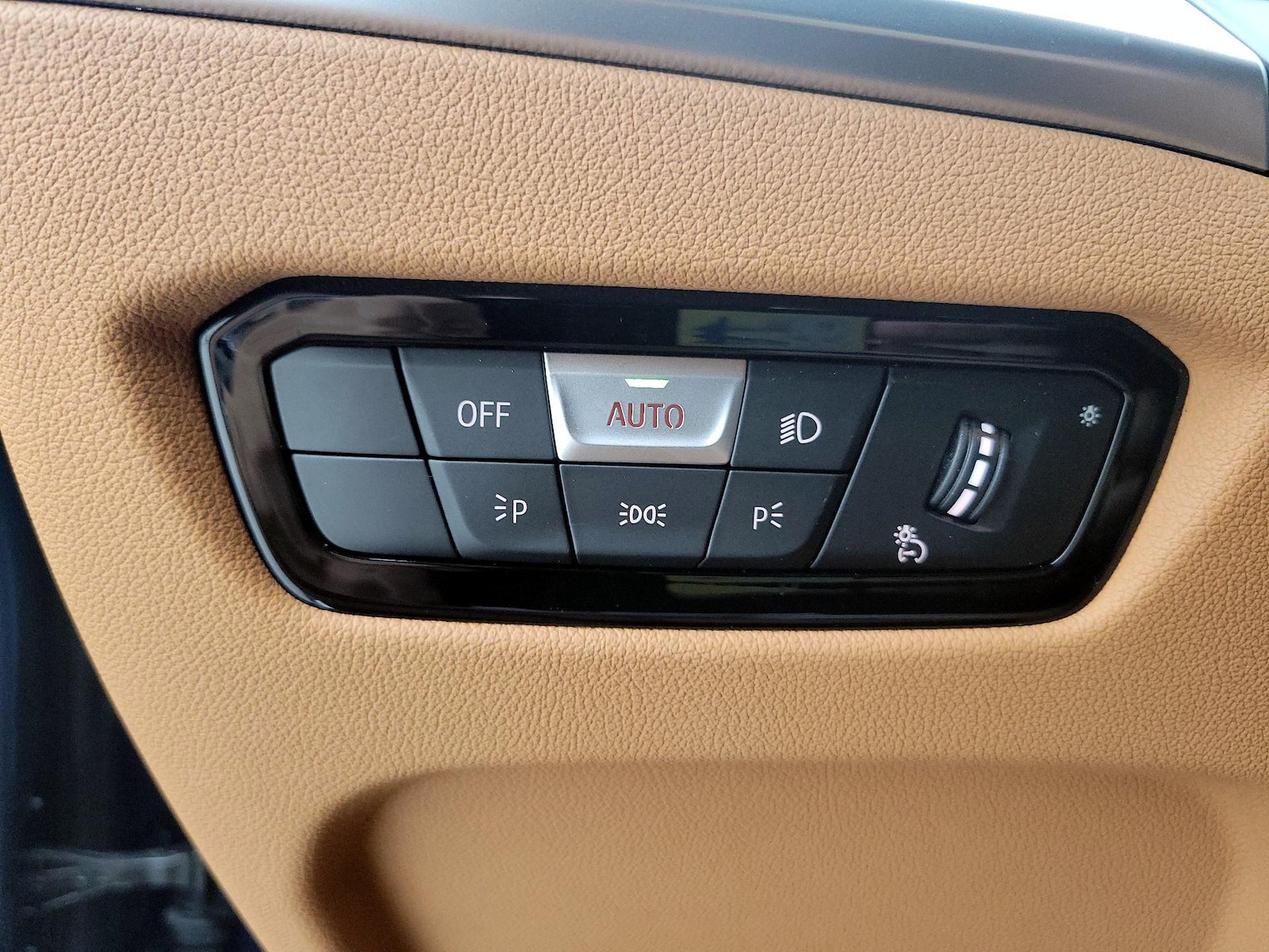 2025 BMW 3 Series 330i - Photo 14