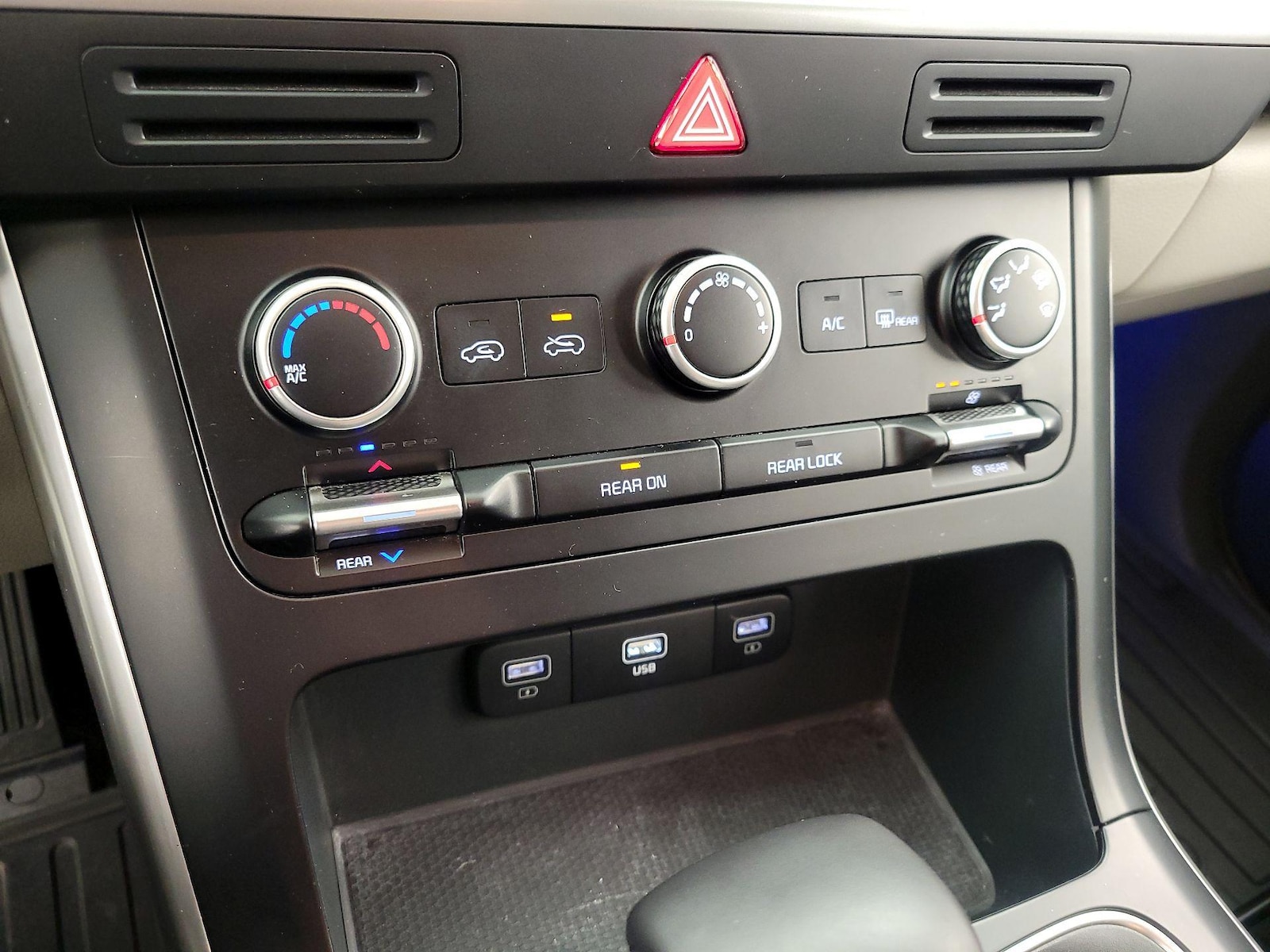 2024 Kia Carnival LX Seat Pkg - Photo 17